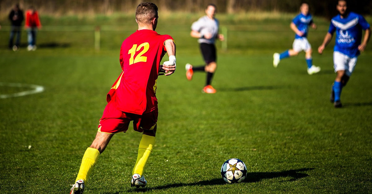 Equipe de foot qui dispute un match amical